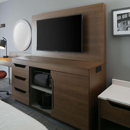 Hampton Inn Дабек Экстерьер фото
