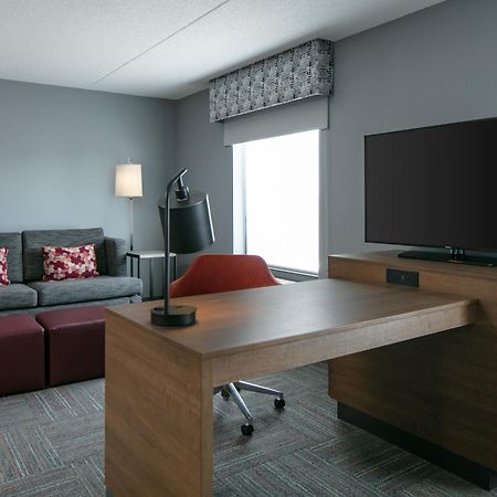 Hampton Inn Дабек Экстерьер фото