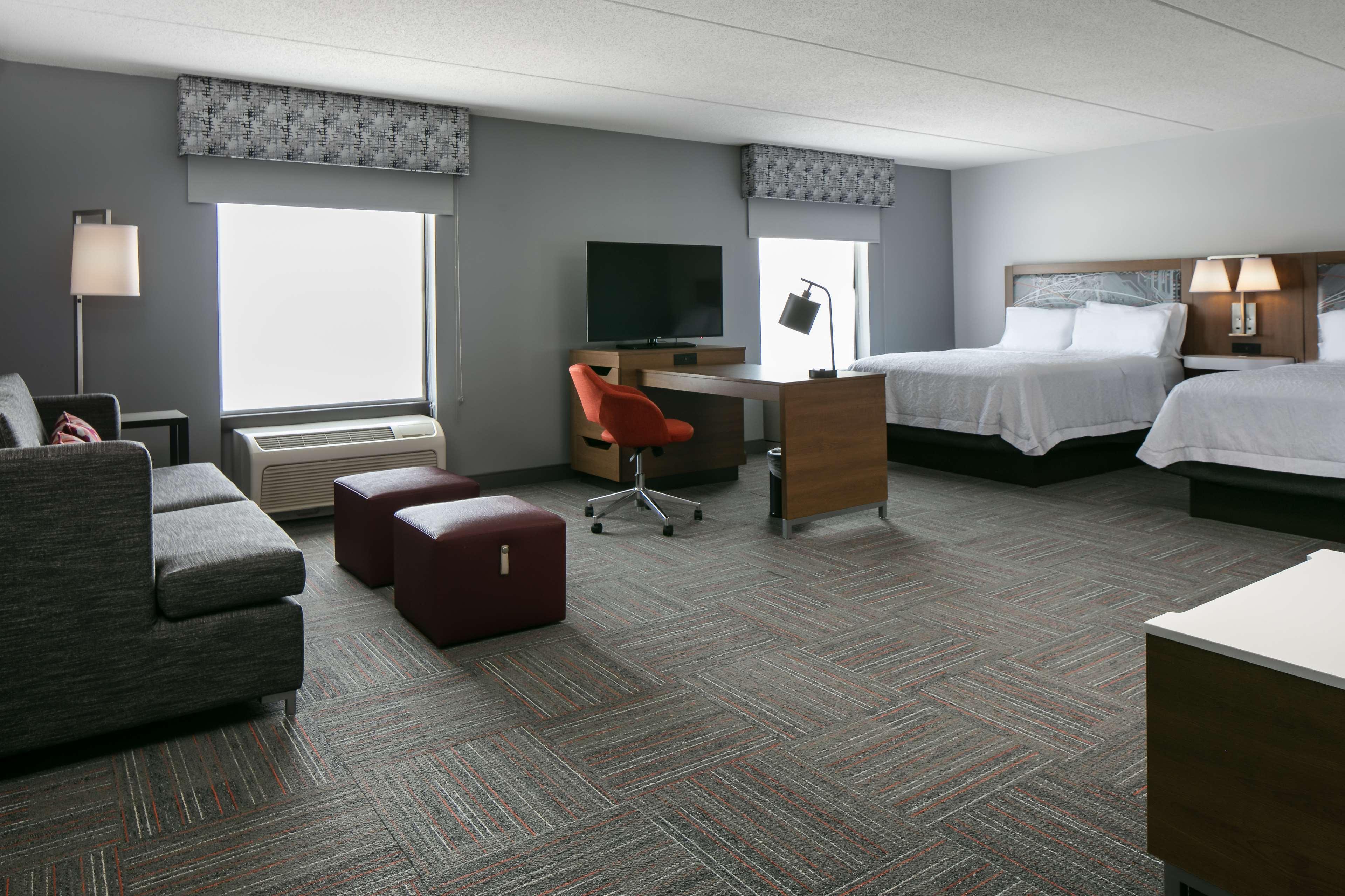 Hampton Inn Дабек Экстерьер фото