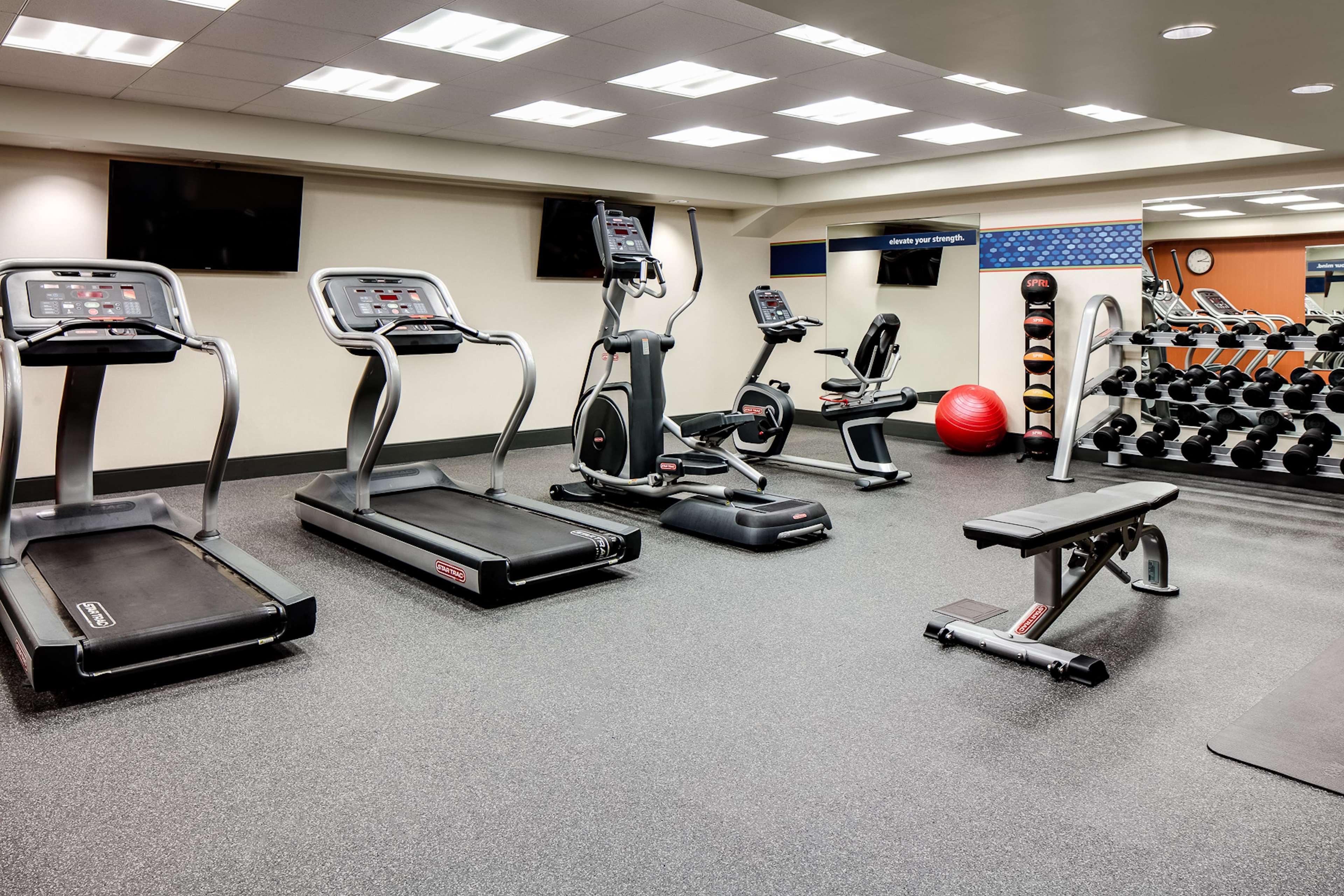 Hampton Inn Дабек Экстерьер фото