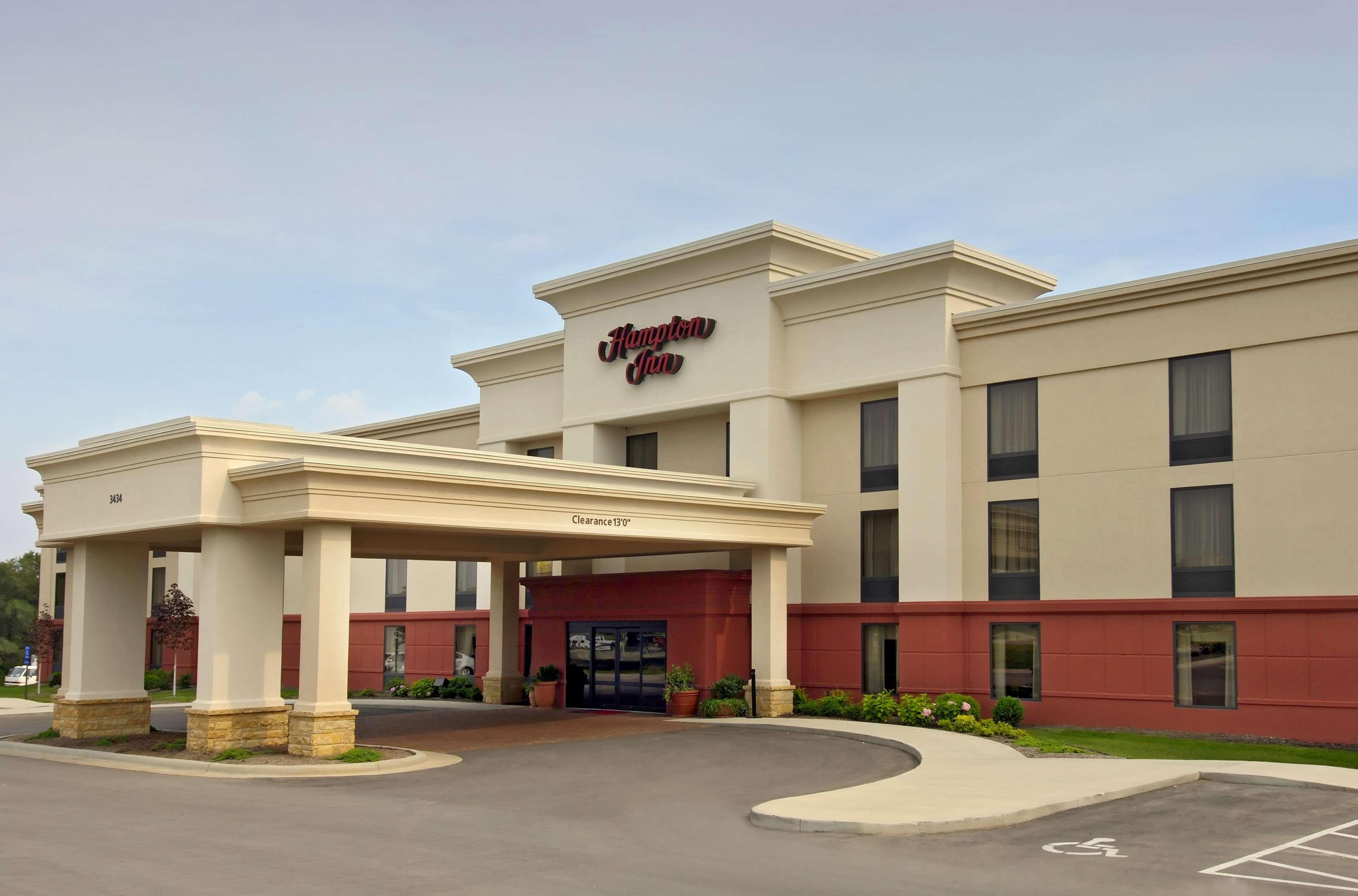 Hampton Inn Дабек Экстерьер фото