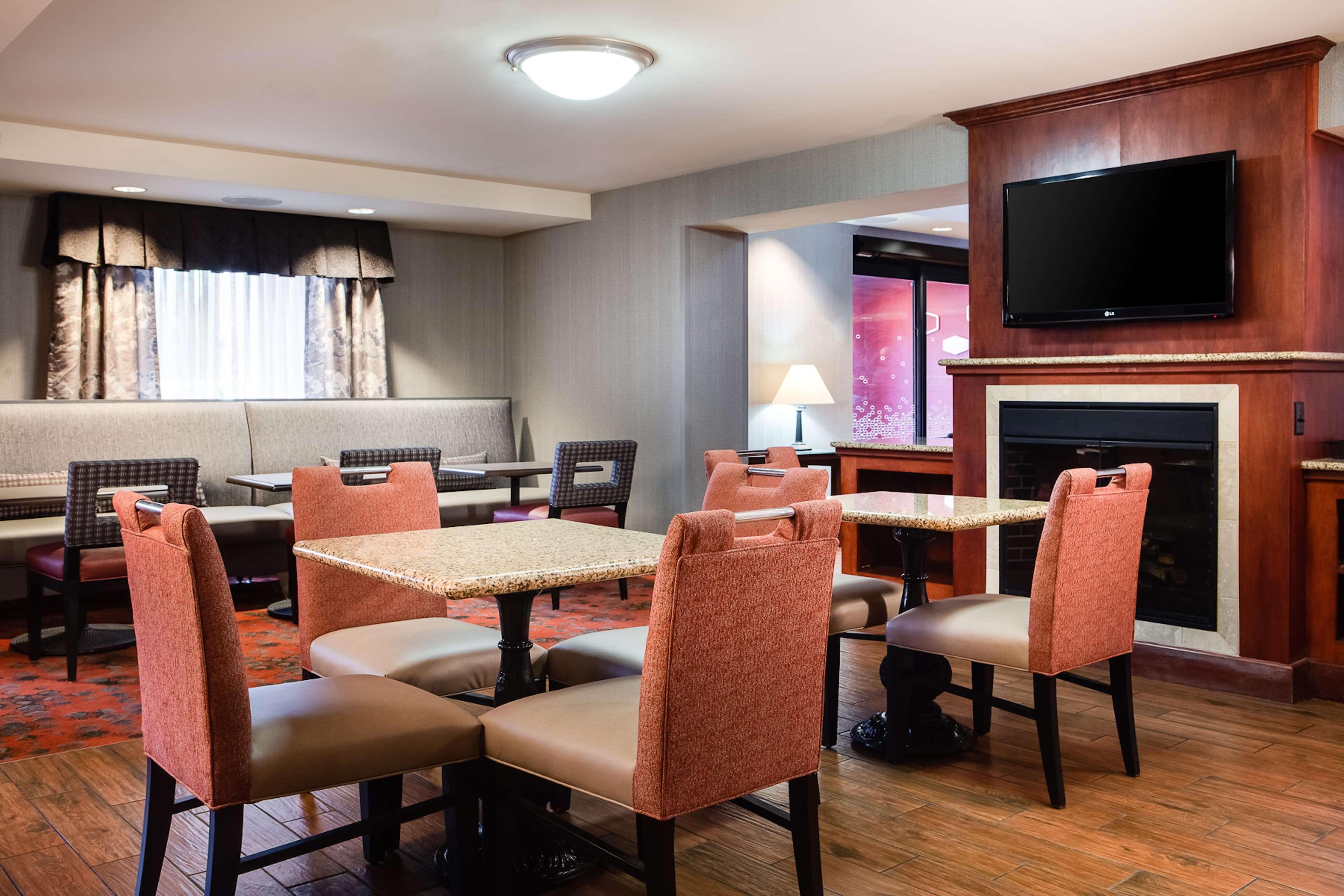 Hampton Inn Дабек Экстерьер фото