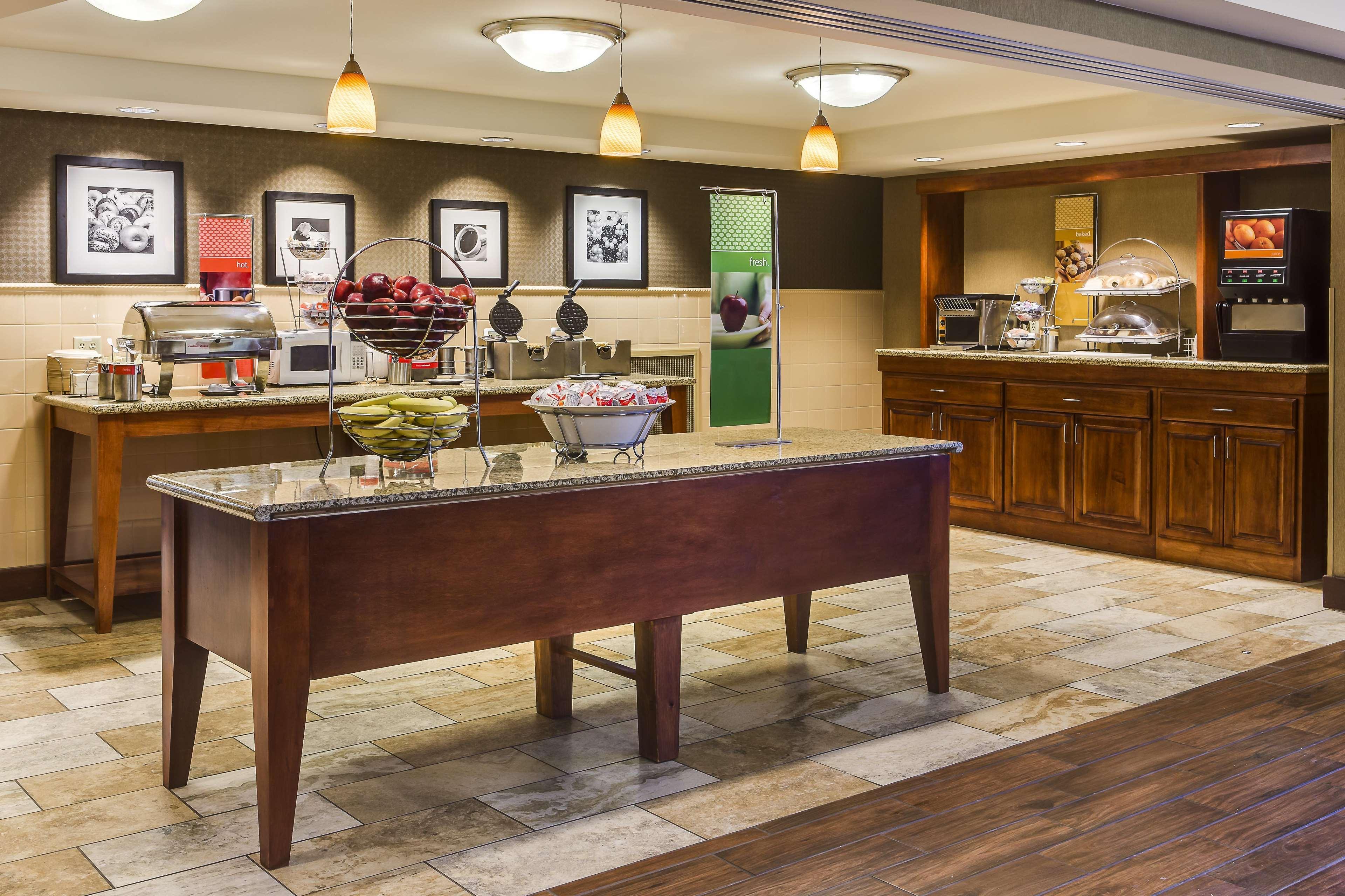 Hampton Inn Дабек Экстерьер фото