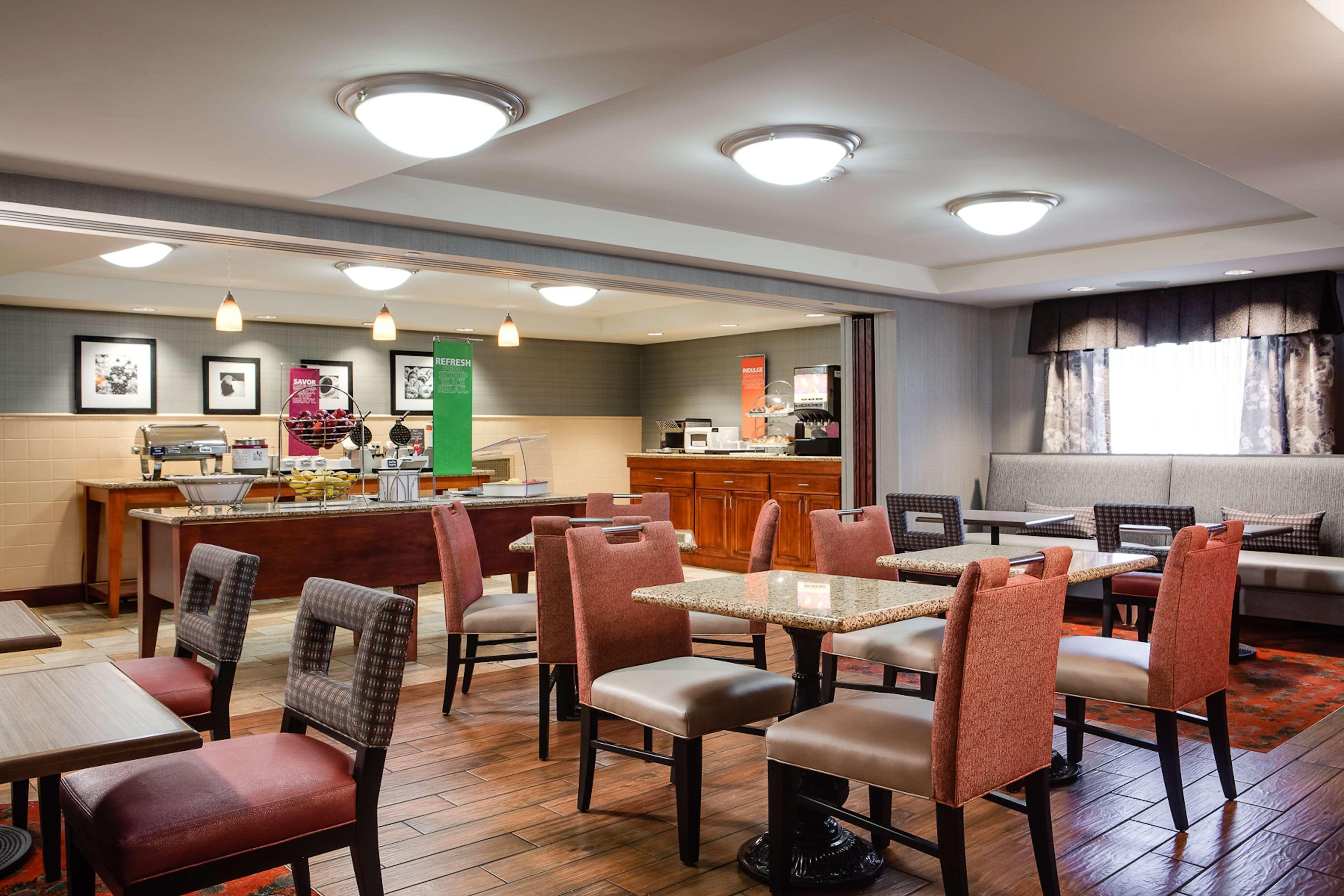 Hampton Inn Дабек Экстерьер фото