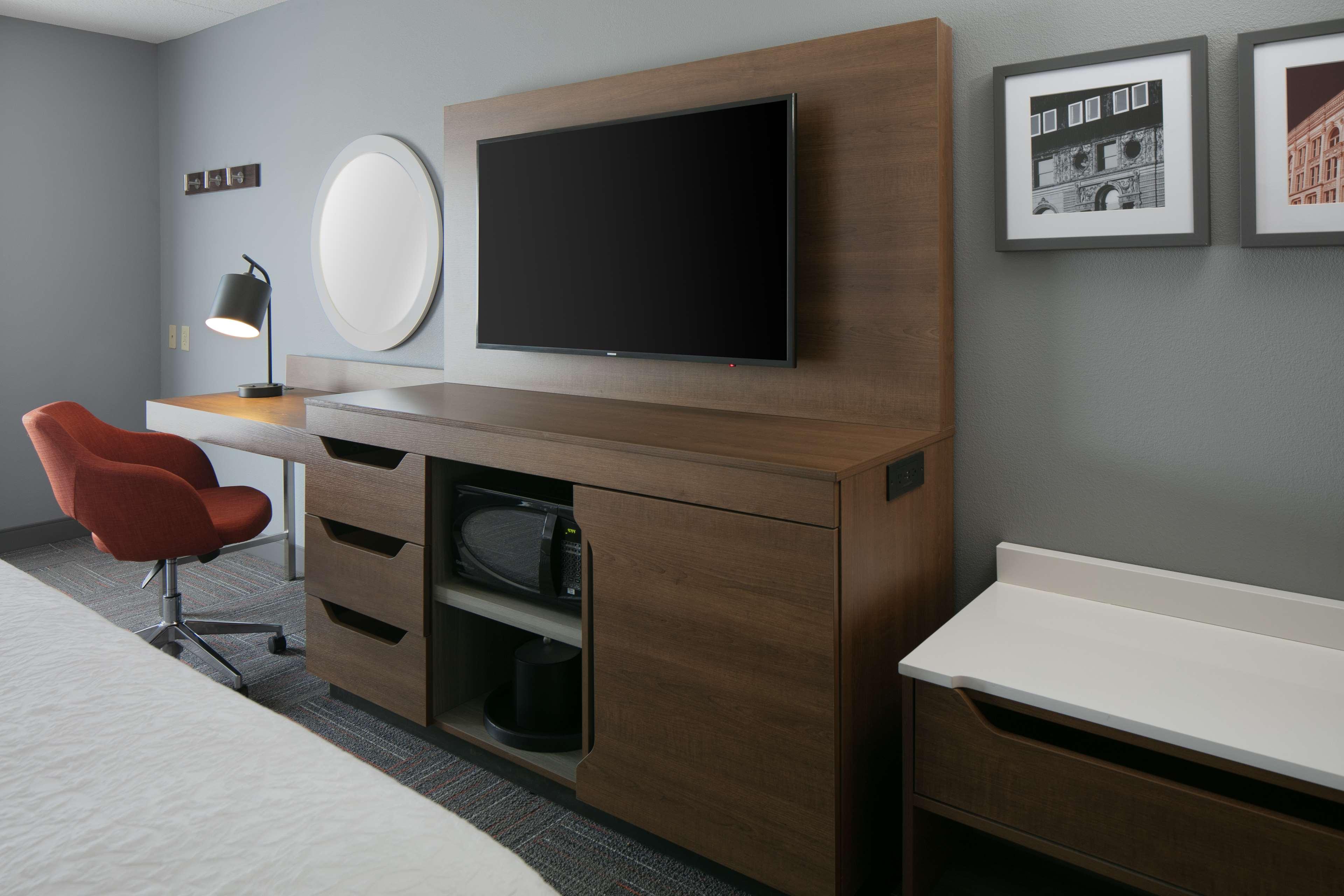 Hampton Inn Дабек Экстерьер фото