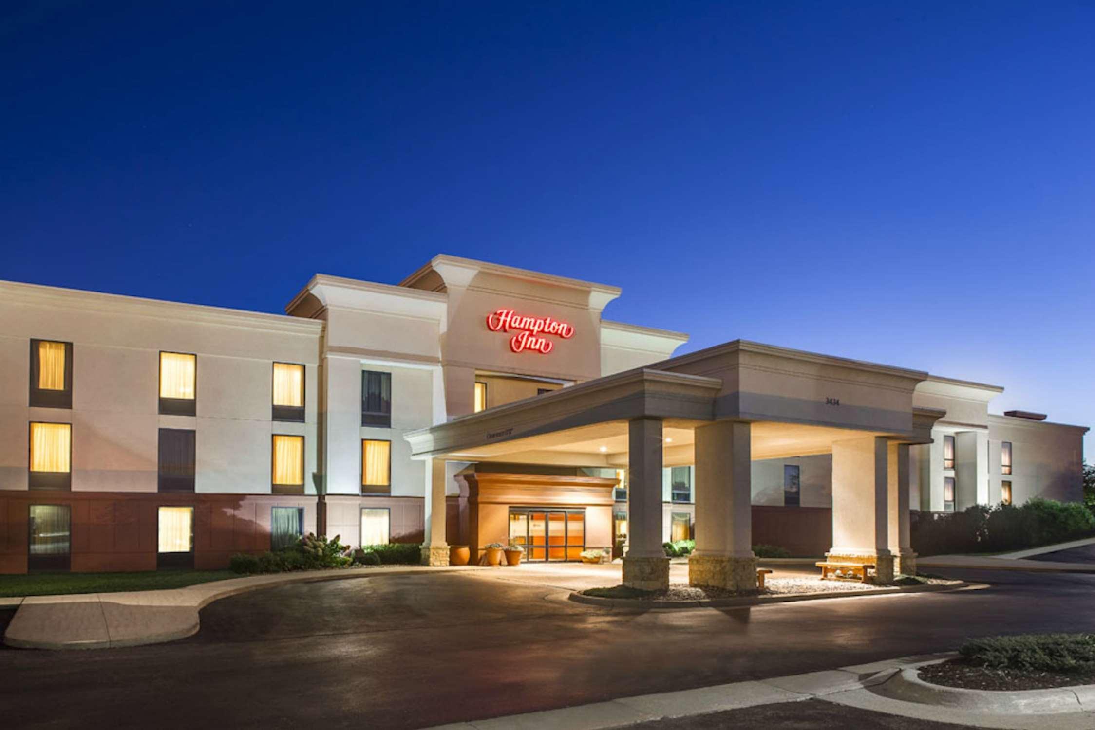 Hampton Inn Дабек Экстерьер фото