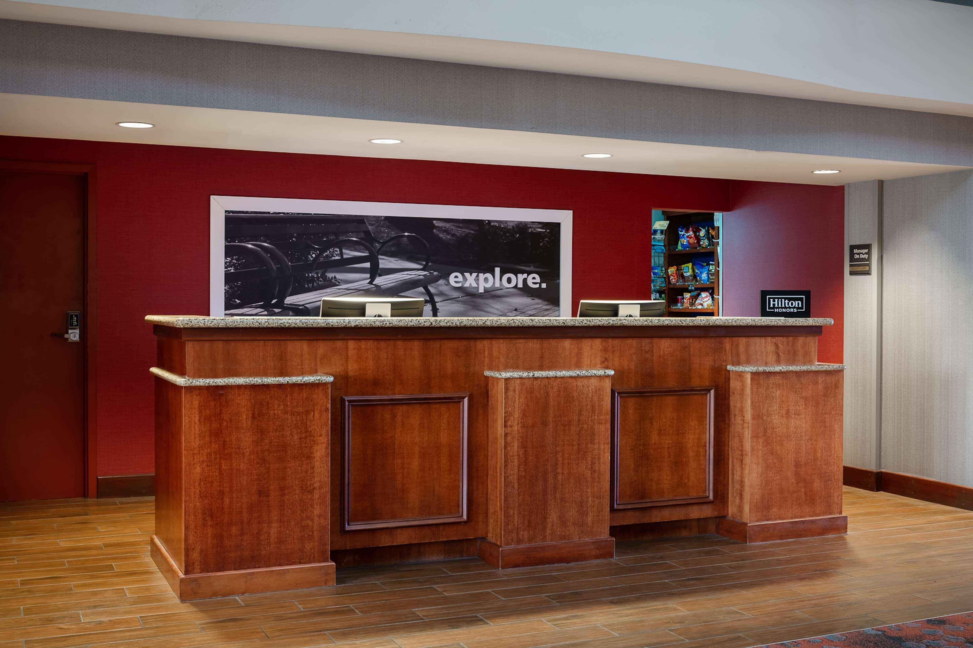 Hampton Inn Дабек Экстерьер фото