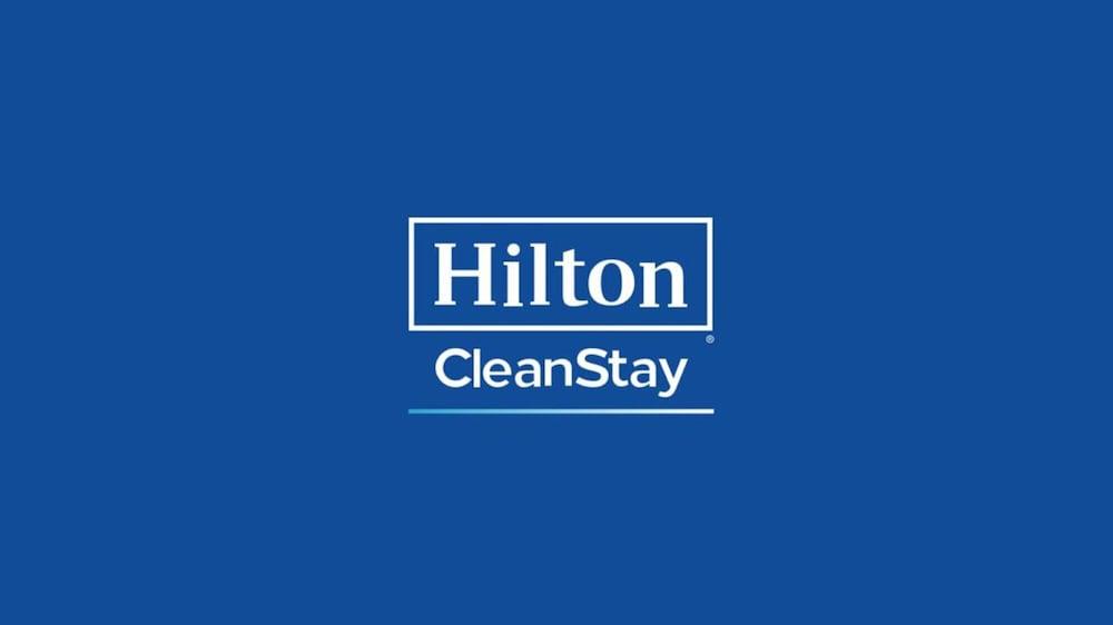 Hampton Inn Дабек Экстерьер фото