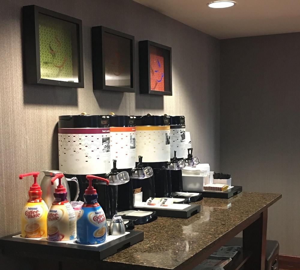 Hampton Inn Дабек Экстерьер фото