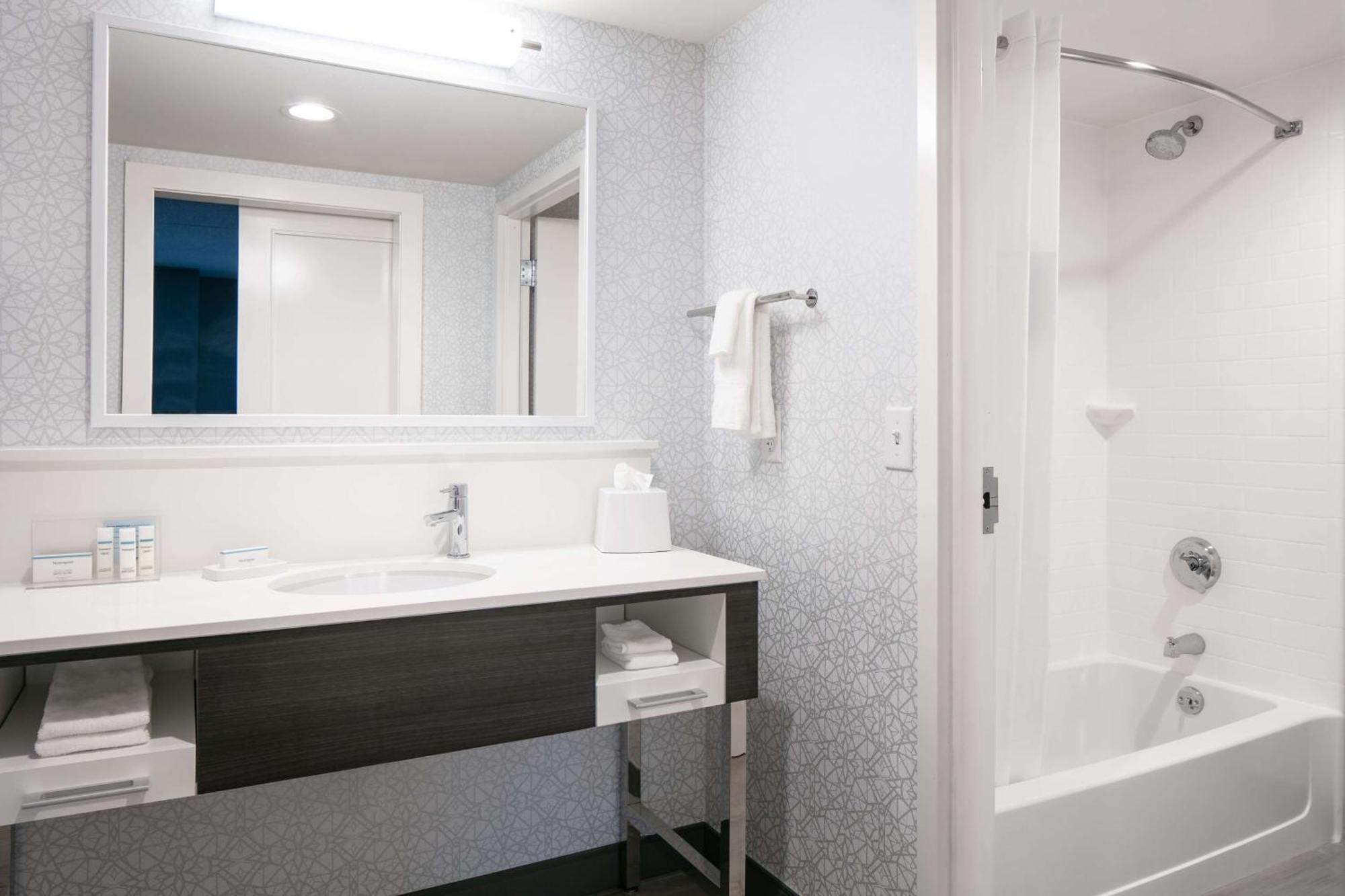 Hampton Inn Дабек Экстерьер фото