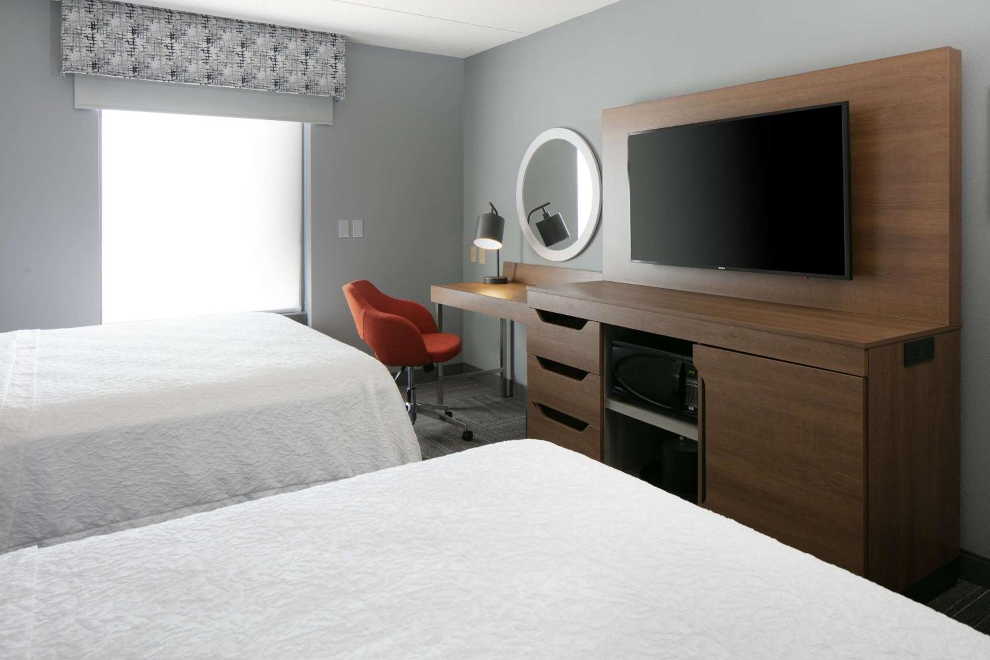 Hampton Inn Дабек Экстерьер фото