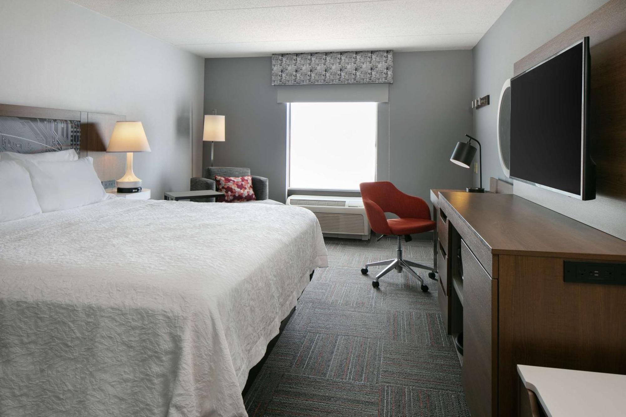 Hampton Inn Дабек Экстерьер фото