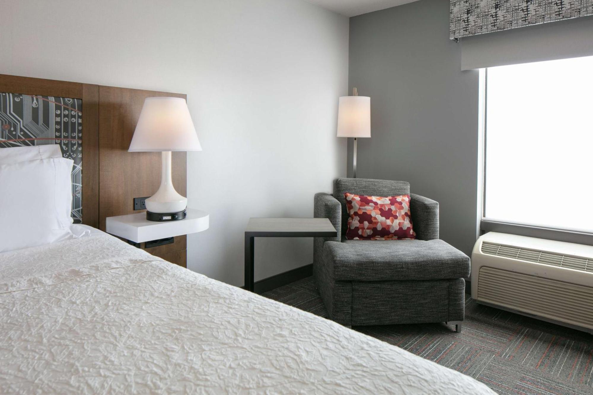 Hampton Inn Дабек Экстерьер фото