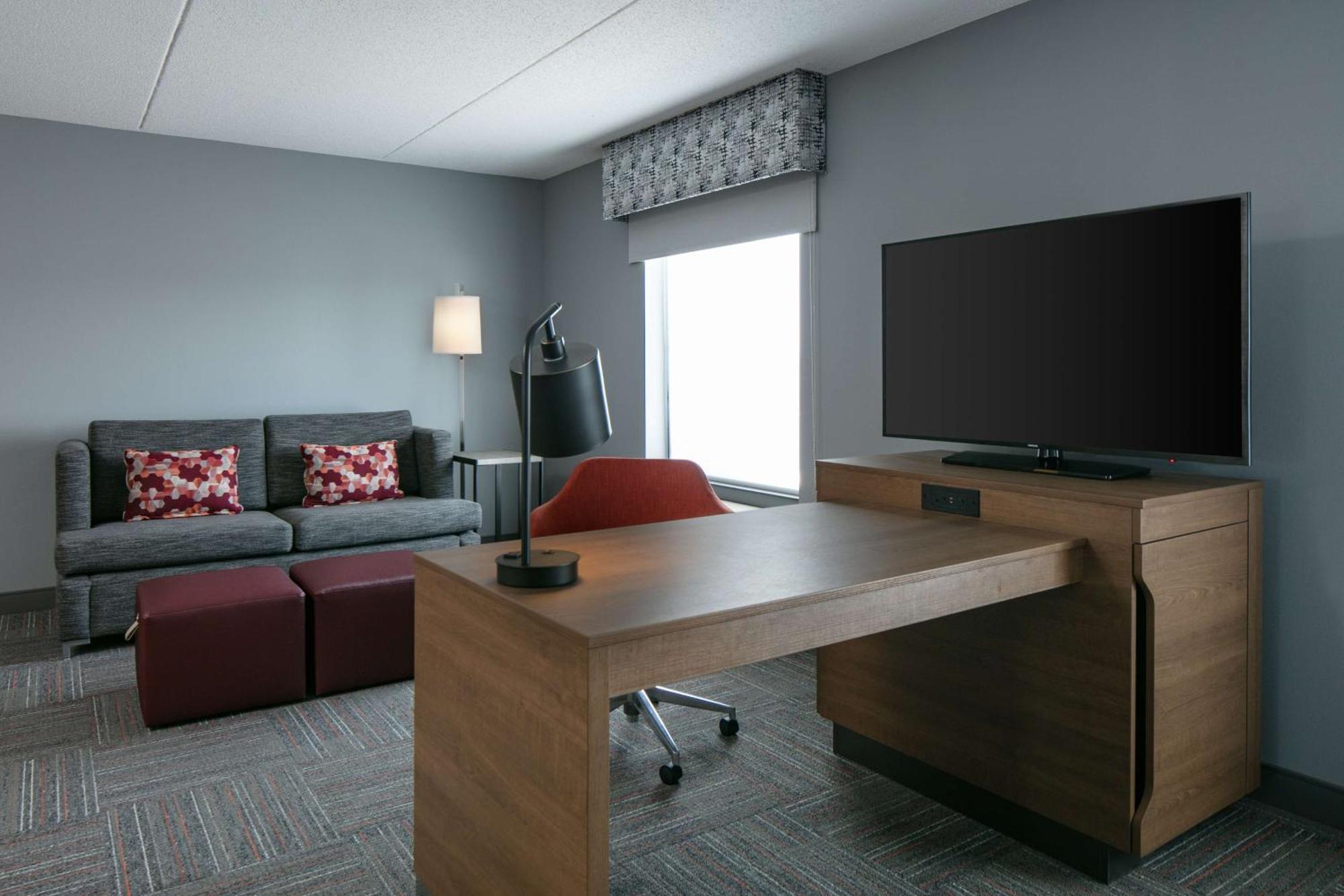 Hampton Inn Дабек Экстерьер фото