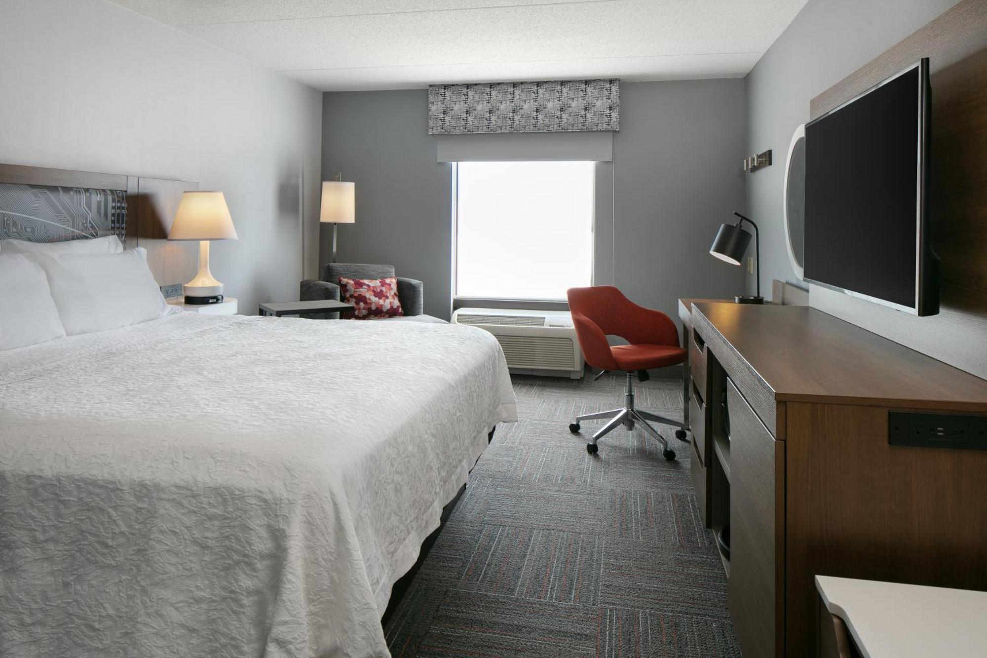 Hampton Inn Дабек Экстерьер фото