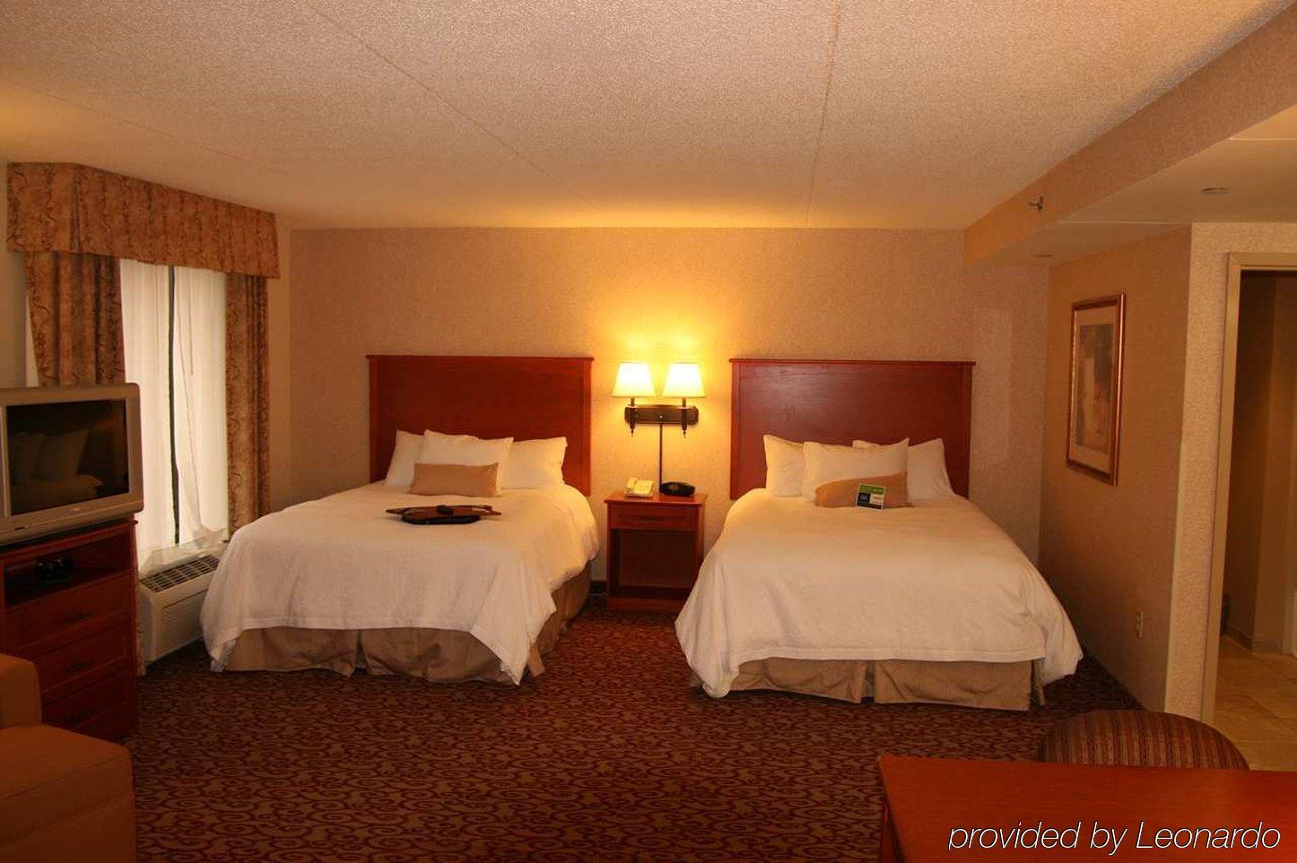 Hampton Inn Дабек Номер фото