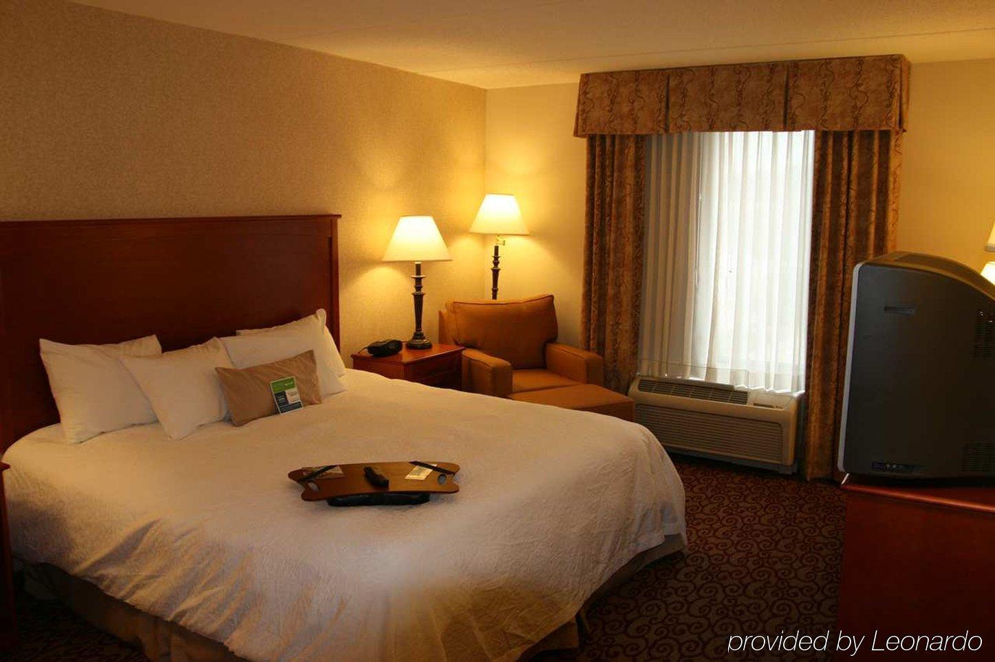 Hampton Inn Дабек Номер фото