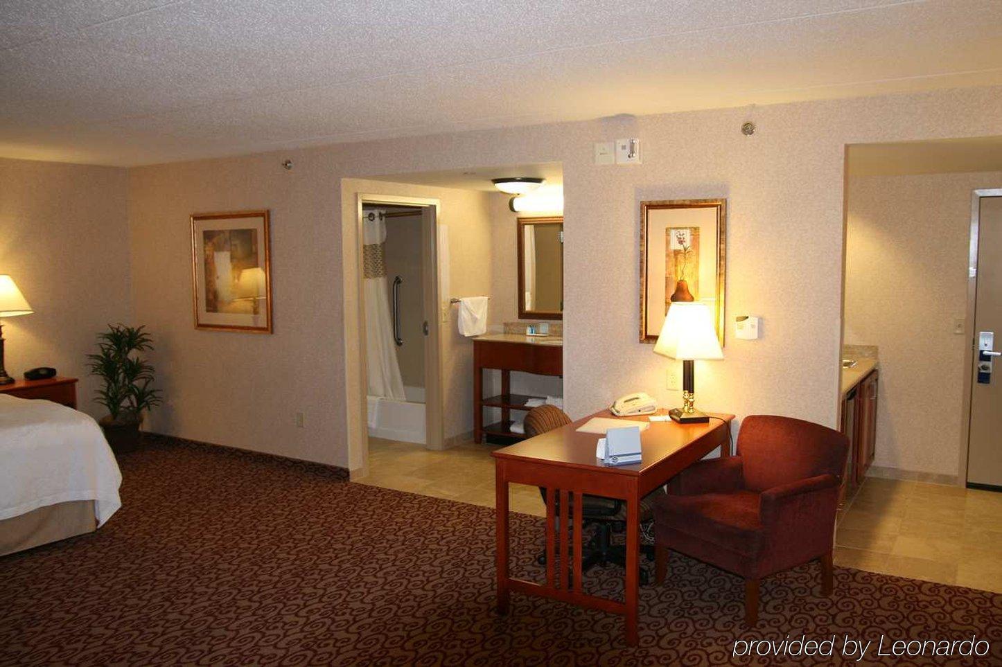Hampton Inn Дабек Номер фото