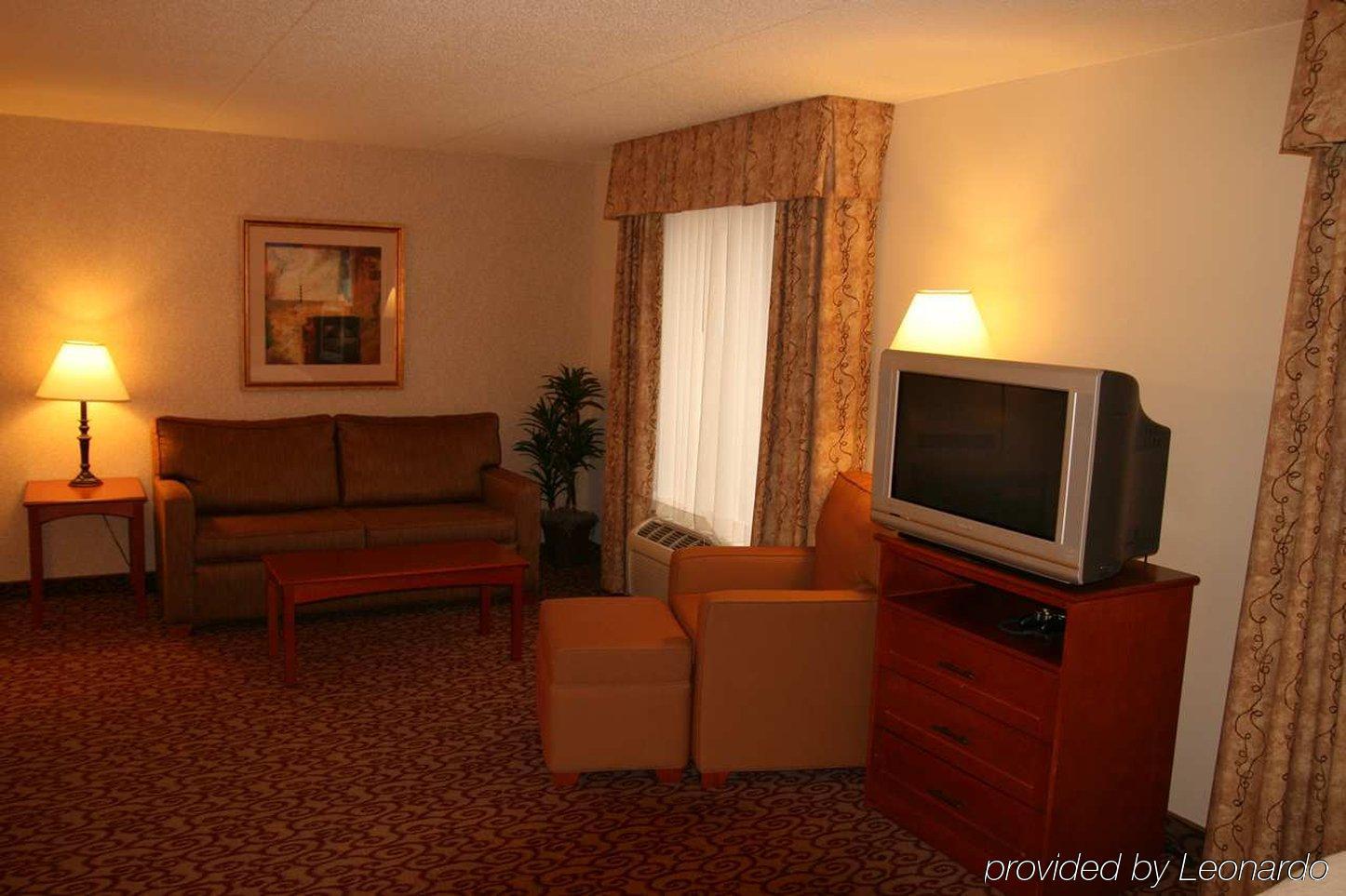 Hampton Inn Дабек Номер фото