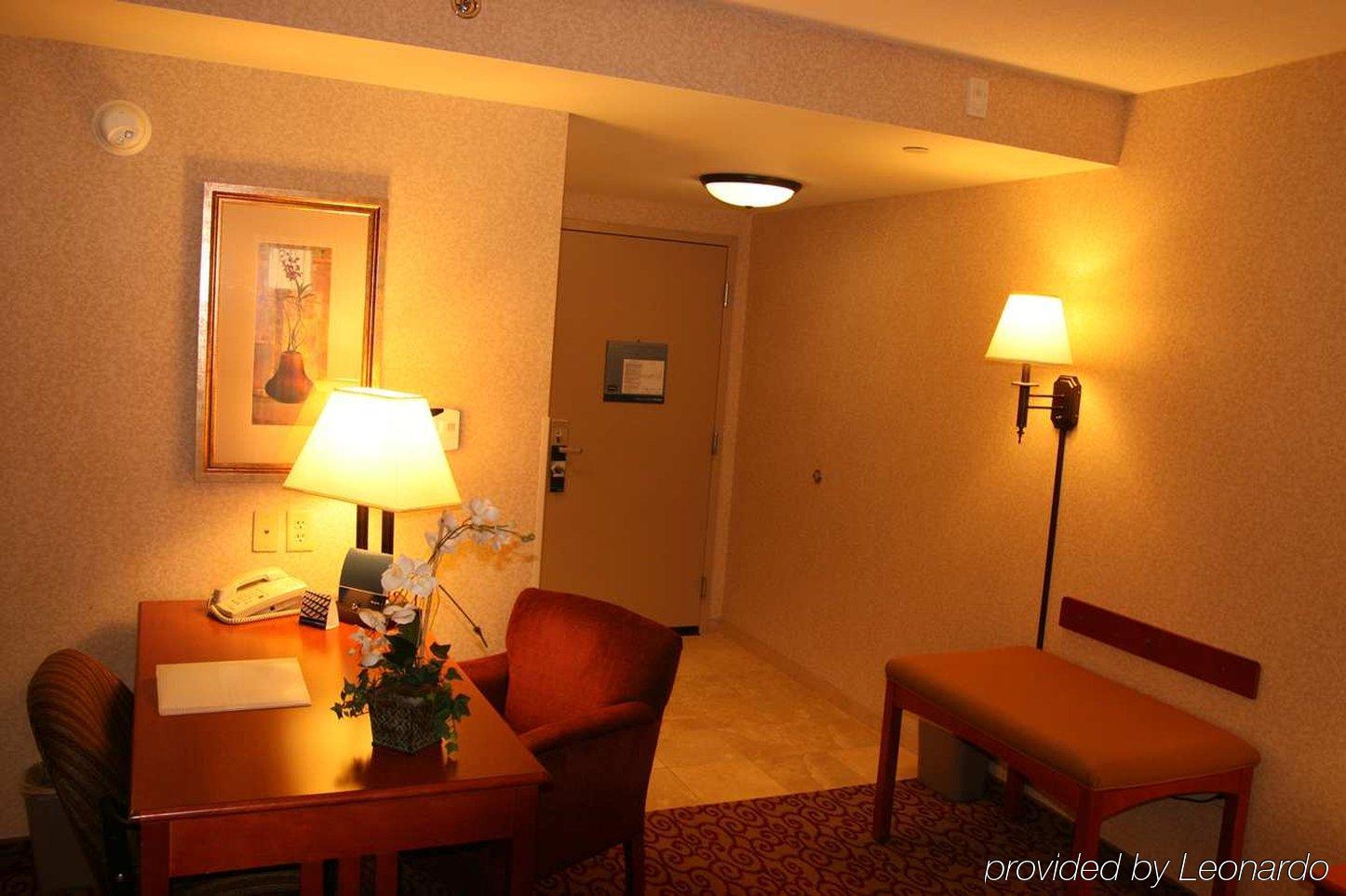 Hampton Inn Дабек Номер фото