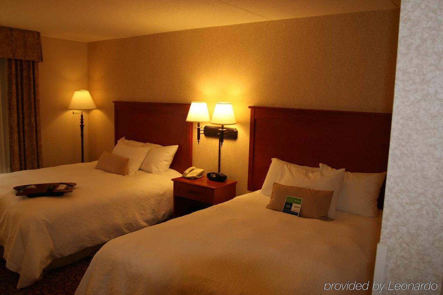 Hampton Inn Дабек Номер фото