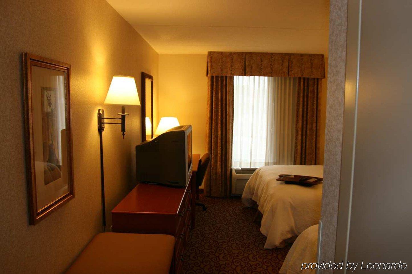 Hampton Inn Дабек Номер фото