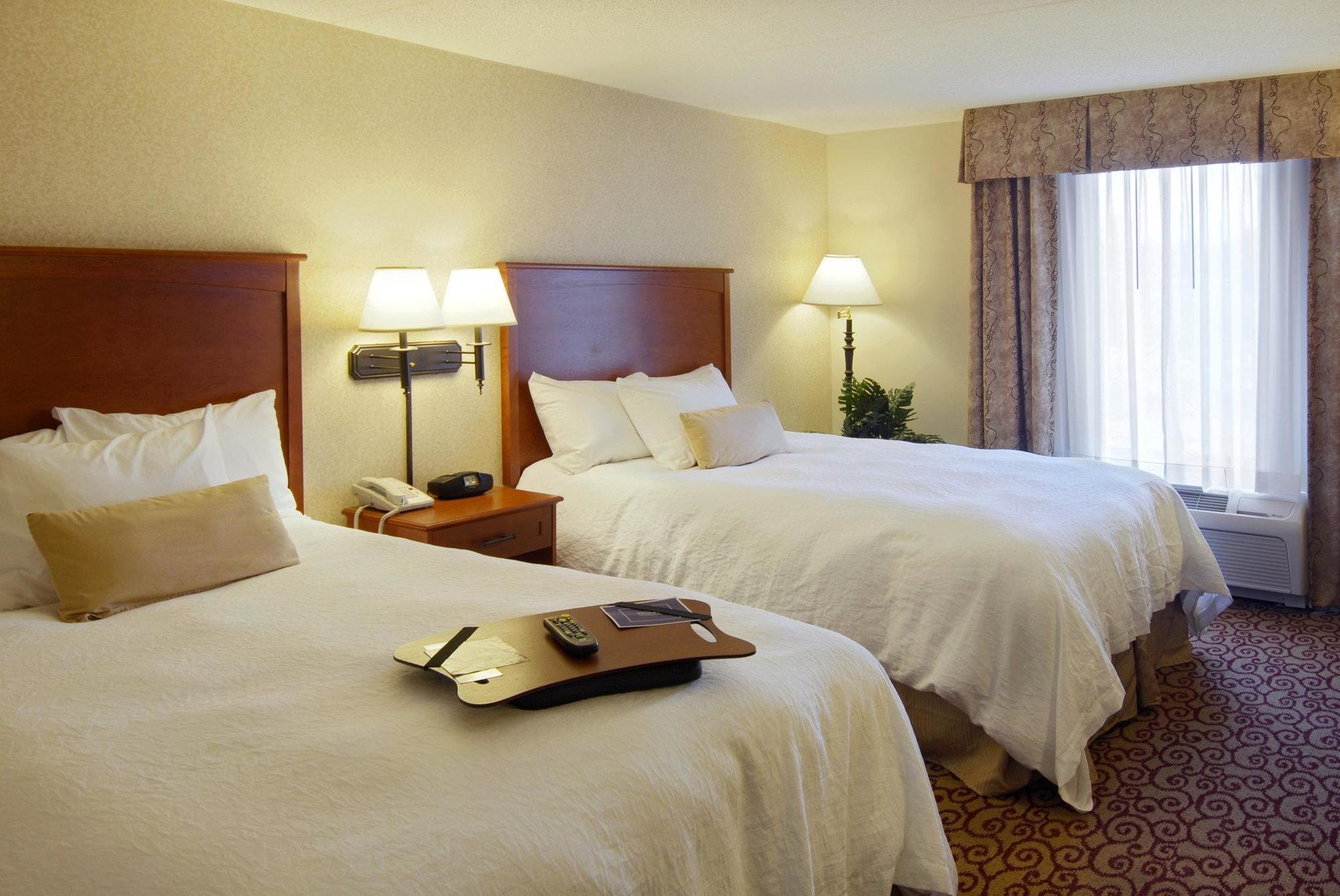 Hampton Inn Дабек Экстерьер фото
