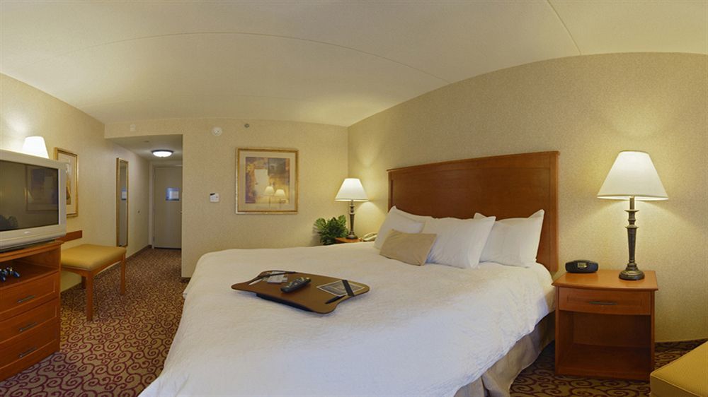 Hampton Inn Дабек Экстерьер фото