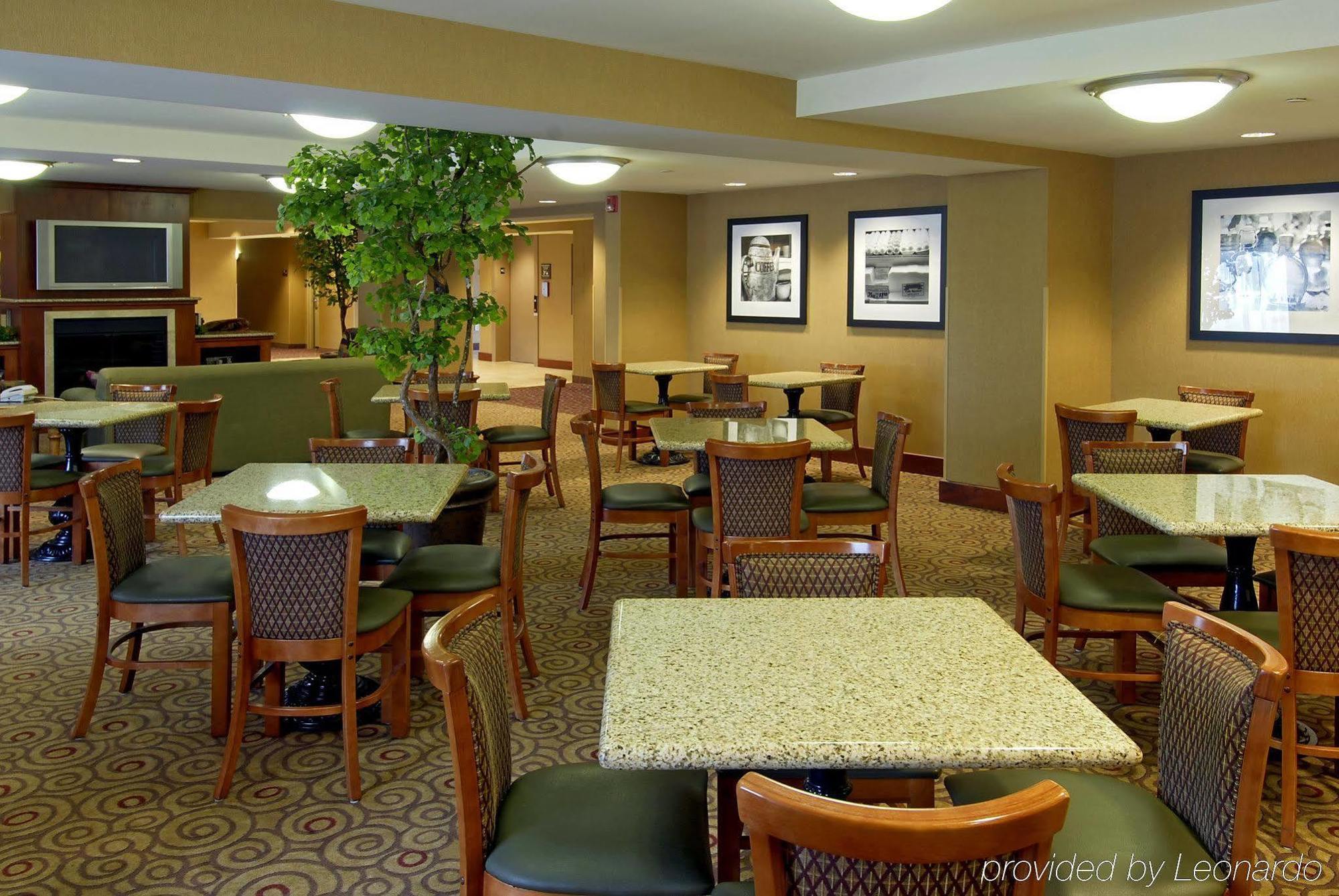 Hampton Inn Дабек Экстерьер фото