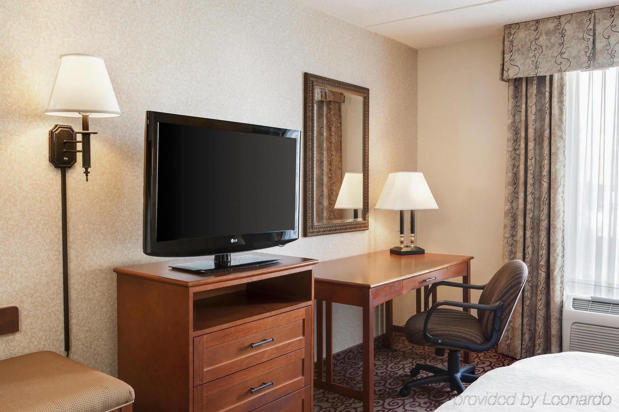 Hampton Inn Дабек Экстерьер фото