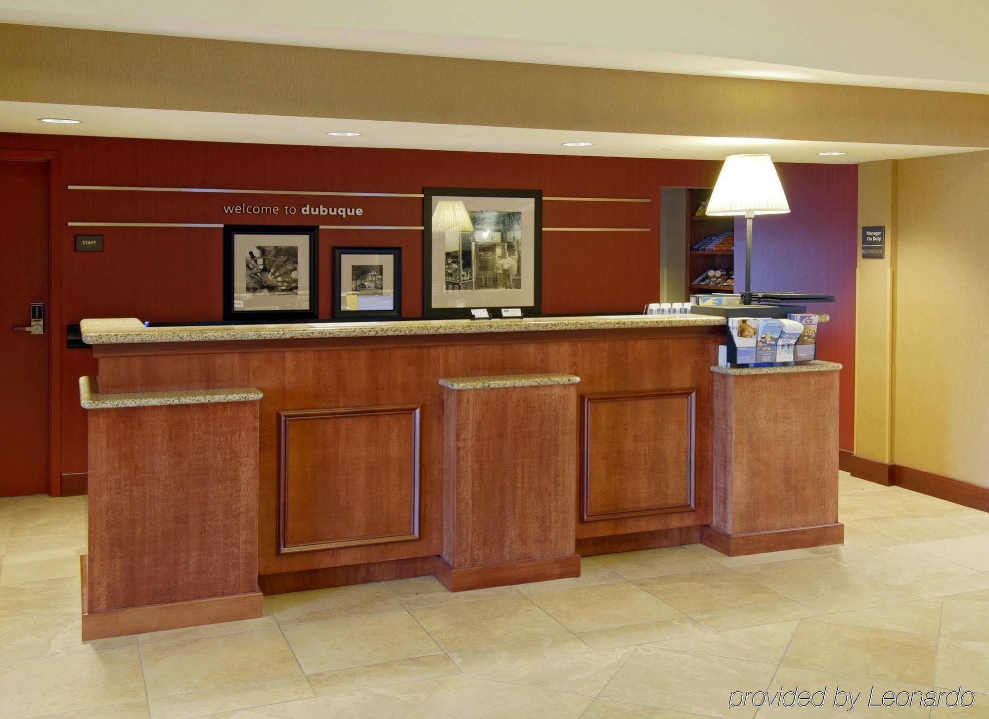 Hampton Inn Дабек Экстерьер фото