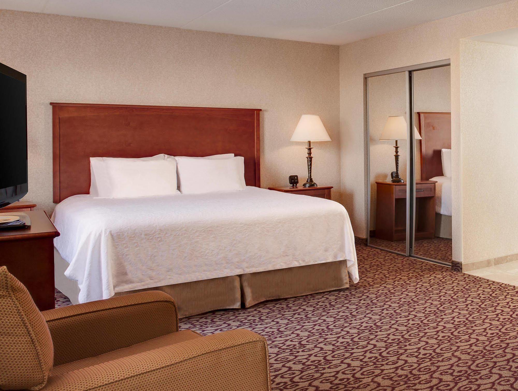 Hampton Inn Дабек Экстерьер фото