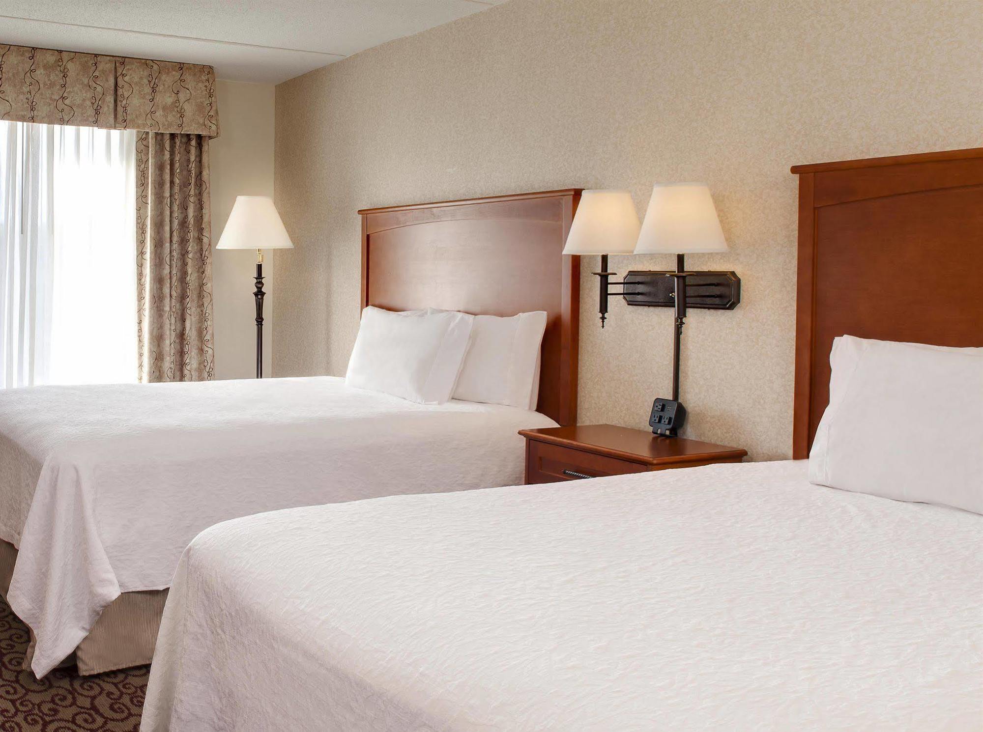 Hampton Inn Дабек Экстерьер фото